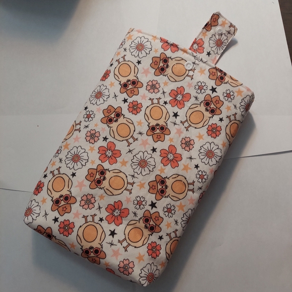 Chucks with sunglasses and flowers book sleeve - Picture 2 of 2